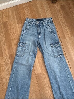 Light Wash Cargo Jeans with Flap Pockets